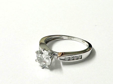 9ct White Gold Cz Ring.