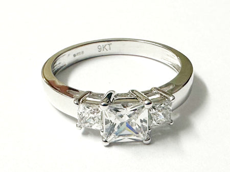 9ct White Gold Cz Ring.