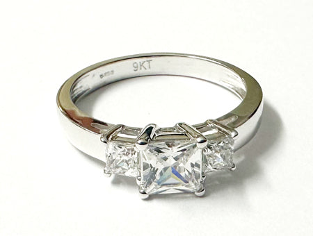 9ct White Gold Cz Ring.