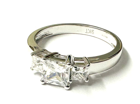 9ct White Gold Cz Ring.