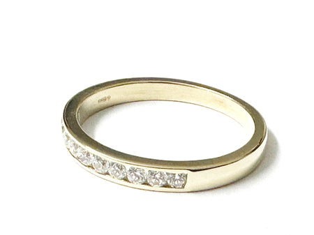 9ct Yellow Gold Round Cz Ring.