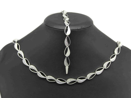 A White Cubic Zirconia Necklace