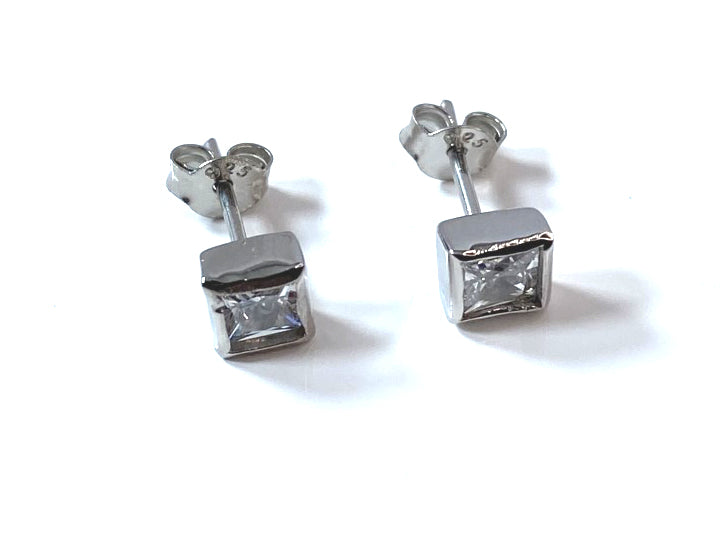 White Cz Stone Silver 7X7 mm Square Rubover Set Earring