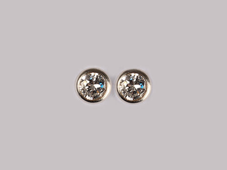 A White Cubic Zirconia Earring 4mm