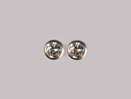 A White Cubic Zirconia Earring 4mm
