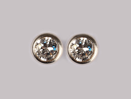 A White Cubic Zirconia Earring 6mm