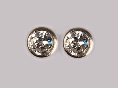 A White Cubic Zirconia Earring 7mm