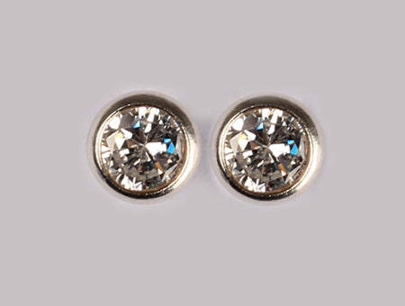 A White Cubic Zirconia Earring 7mm