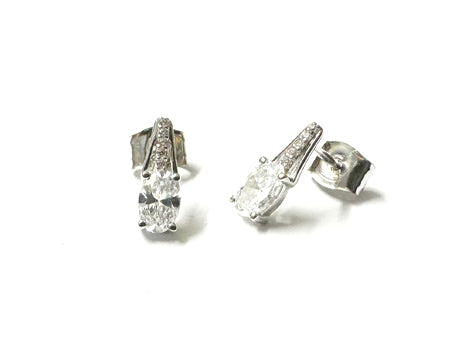 9 CT White Gold Earring.
