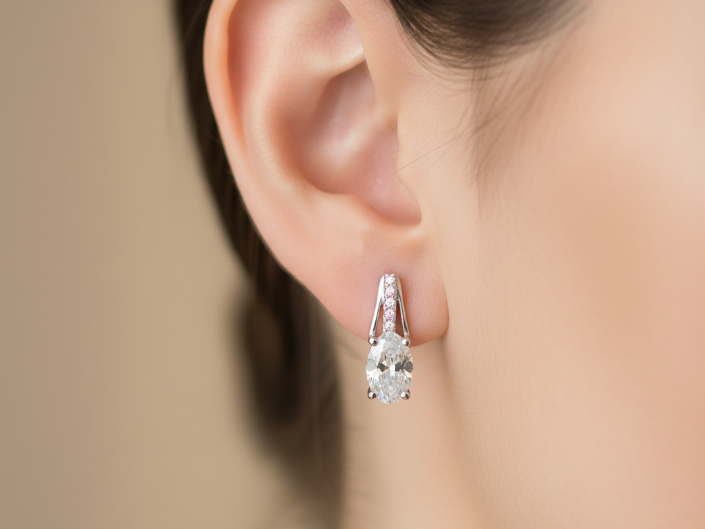 9 CT White Gold Earring.