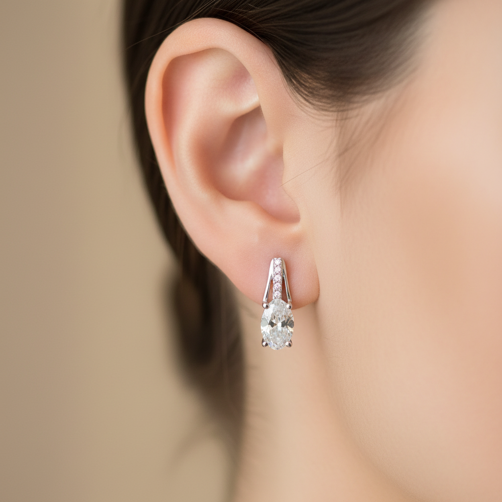 9 CT White Gold Earring.