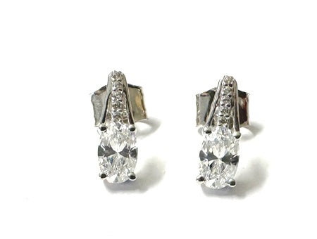 9 CT White Gold Earring.